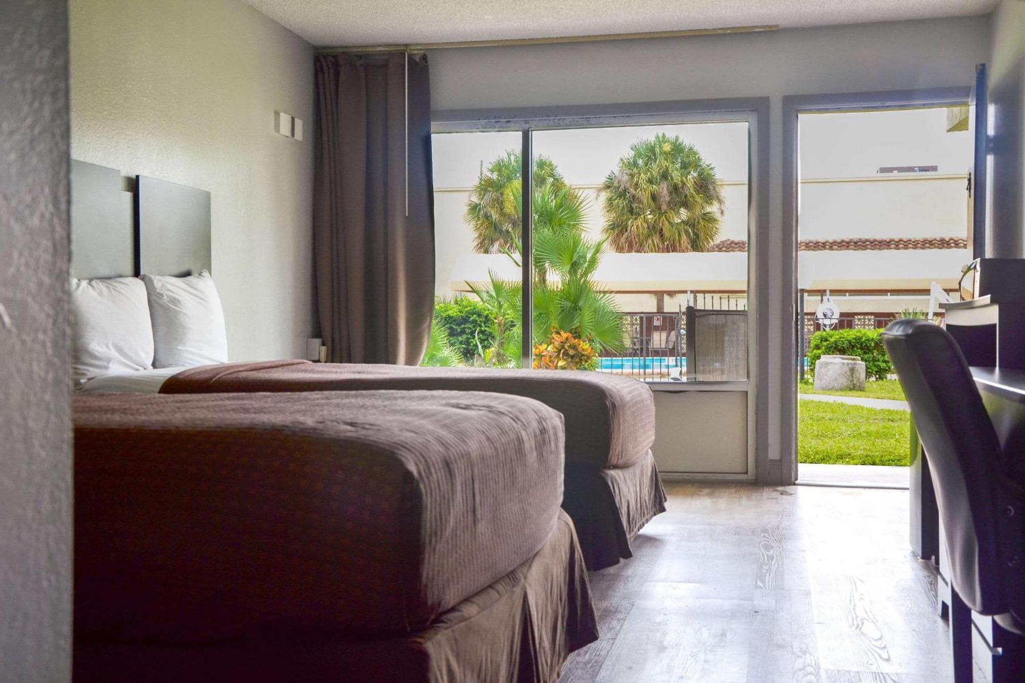 Rodeway Inn Sun City Center Екстериор снимка