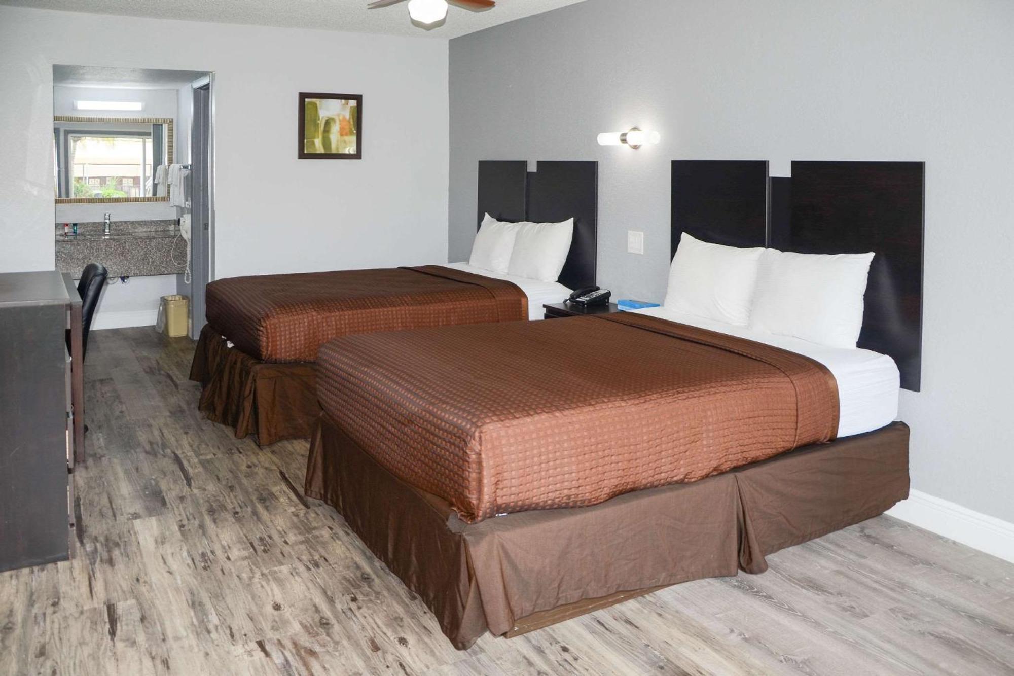 Rodeway Inn Sun City Center Екстериор снимка