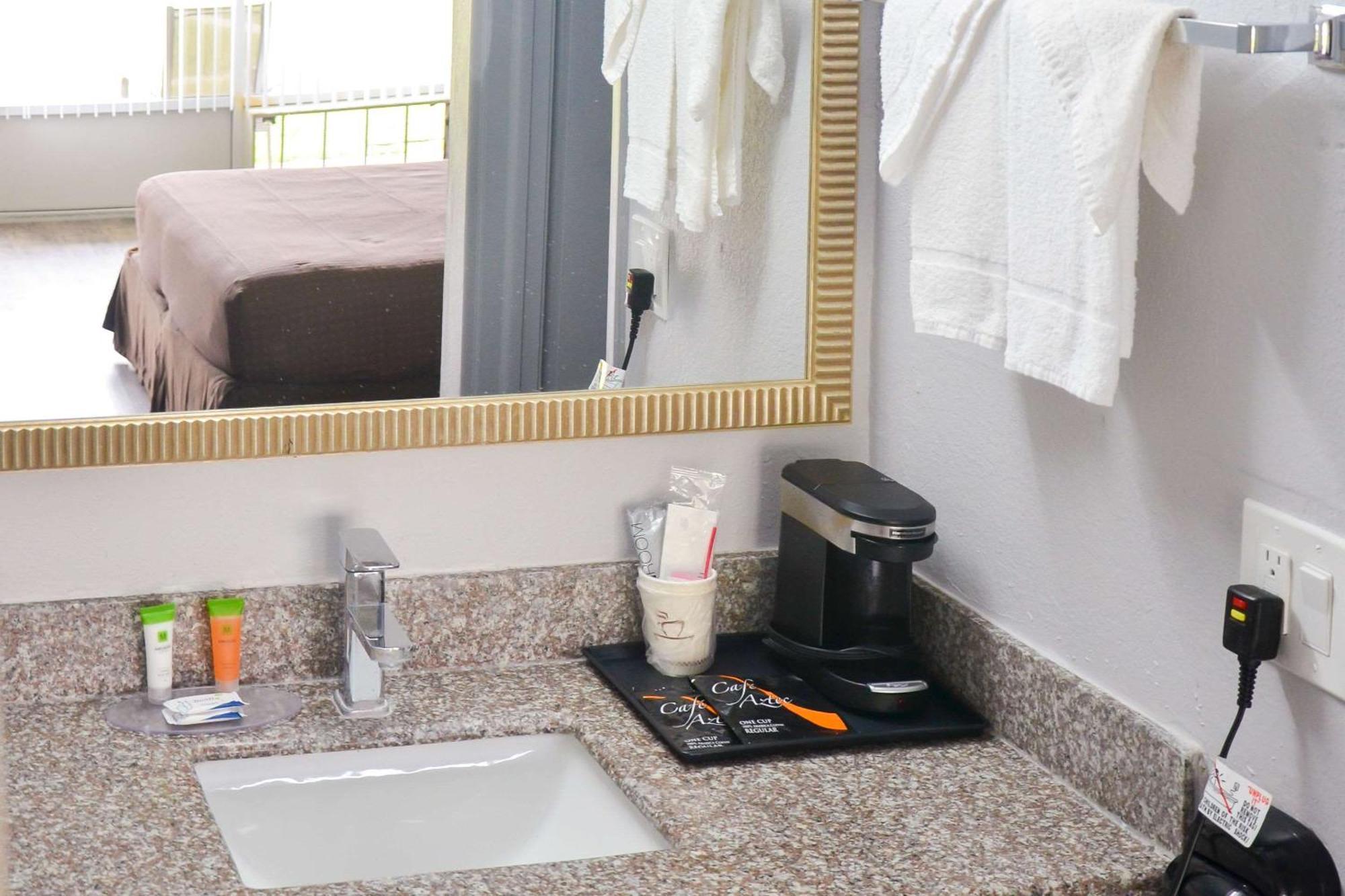 Rodeway Inn Sun City Center Екстериор снимка