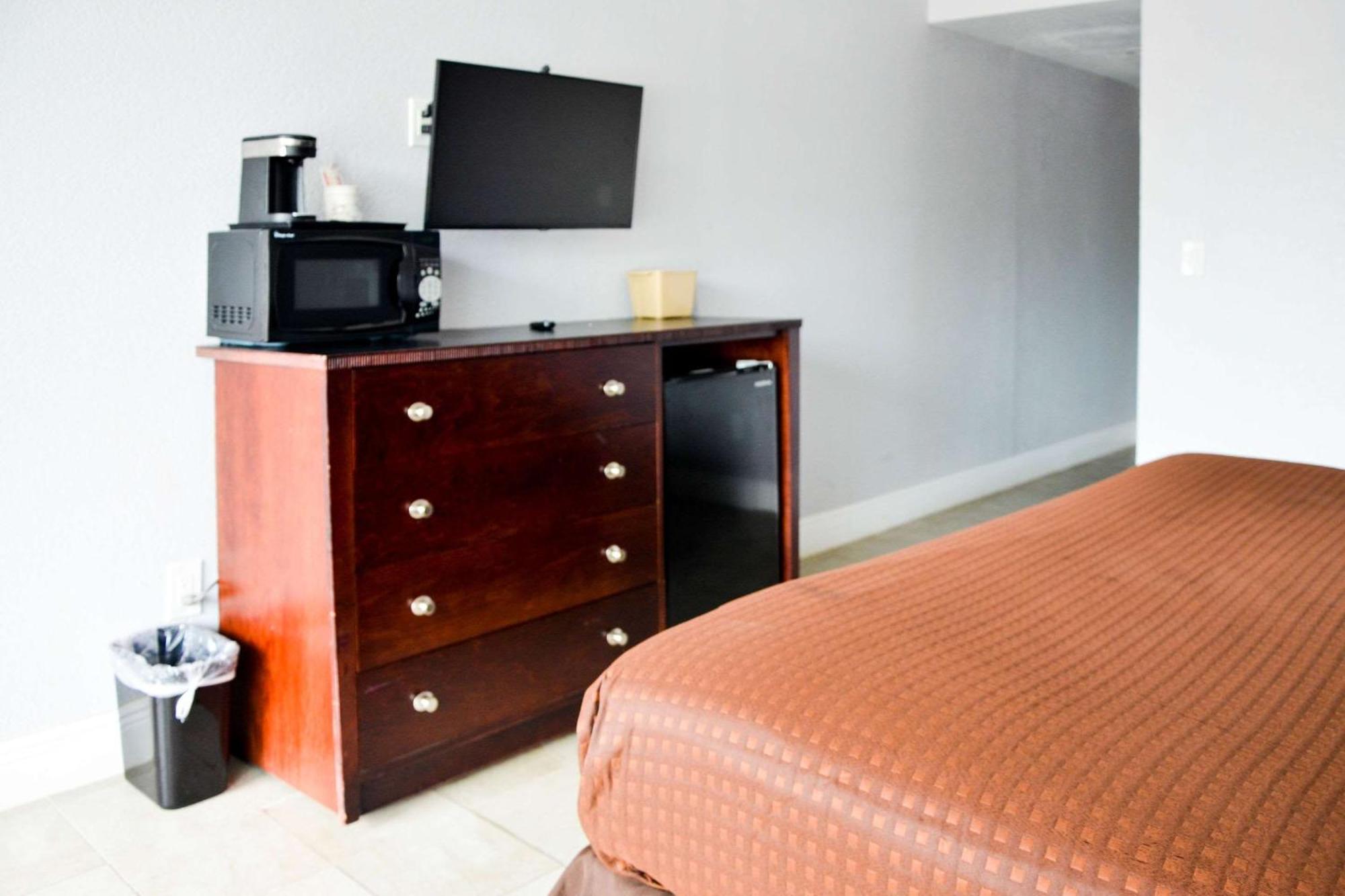 Rodeway Inn Sun City Center Екстериор снимка