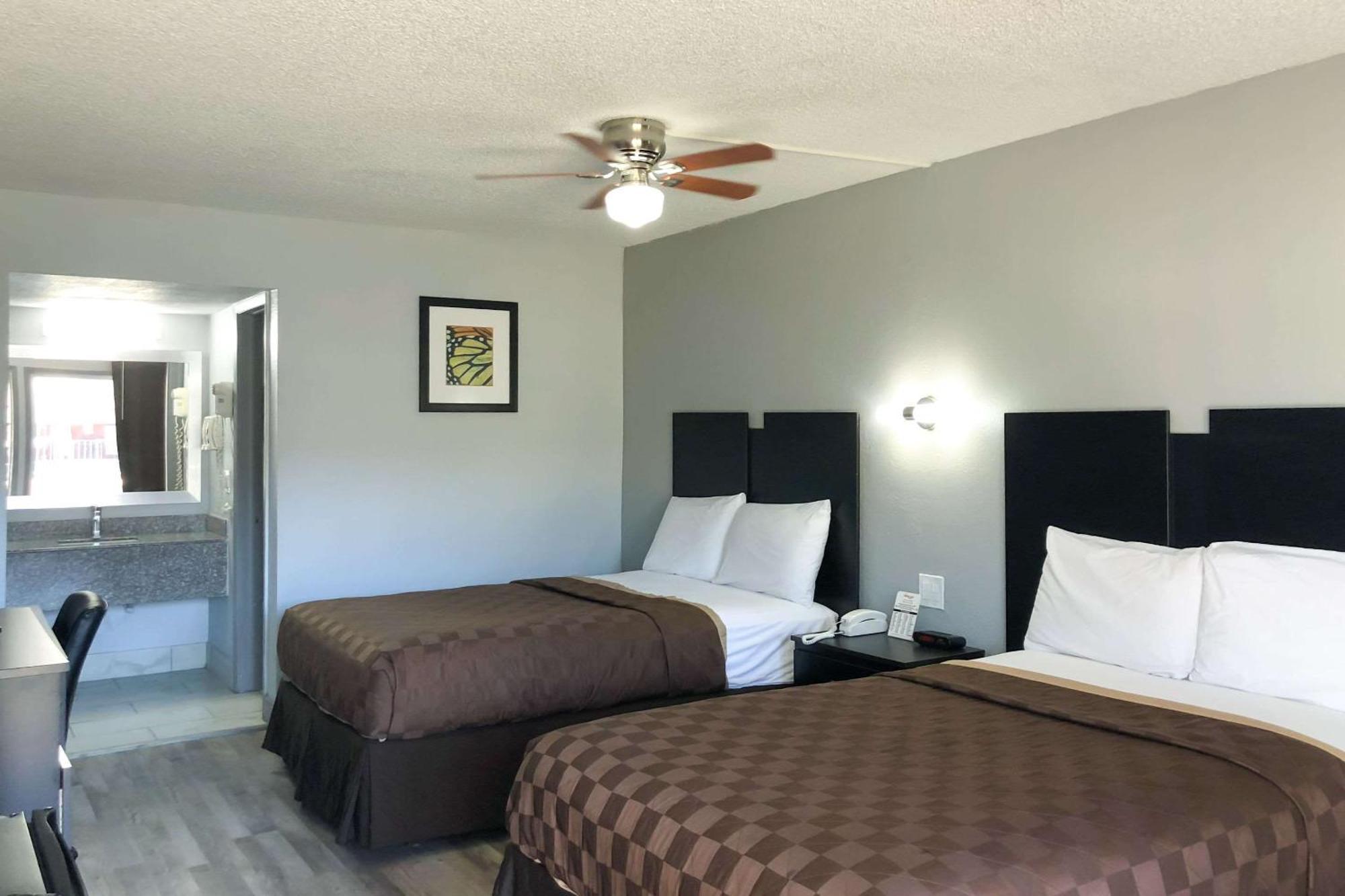 Rodeway Inn Sun City Center Екстериор снимка