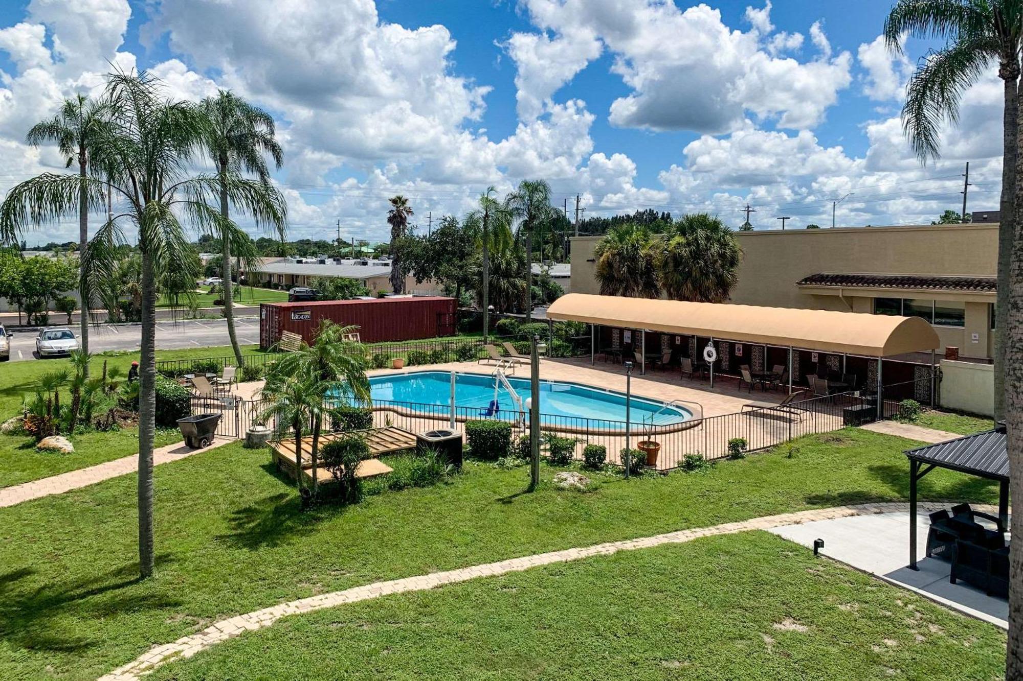 Rodeway Inn Sun City Center Екстериор снимка