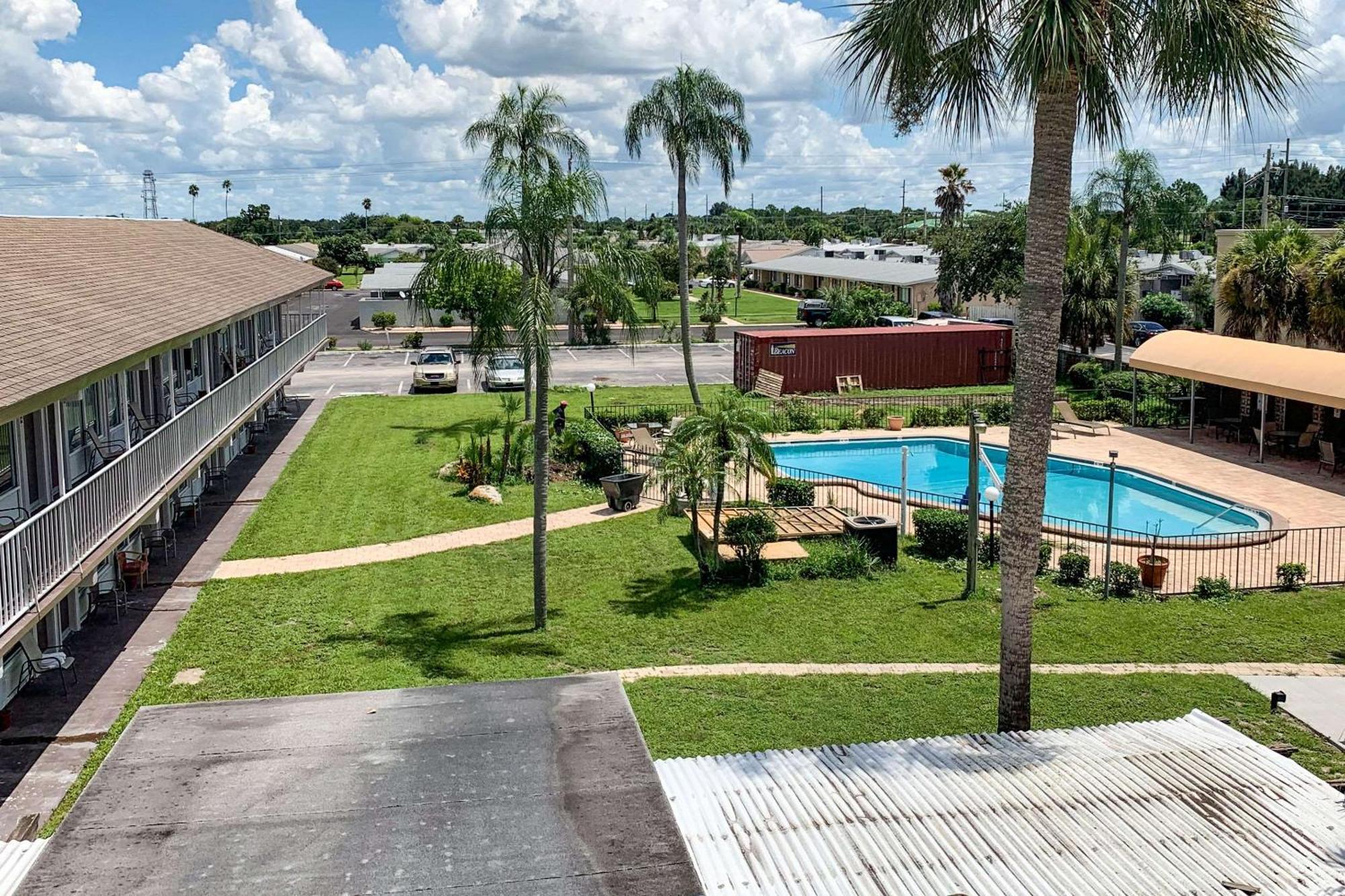 Rodeway Inn Sun City Center Екстериор снимка