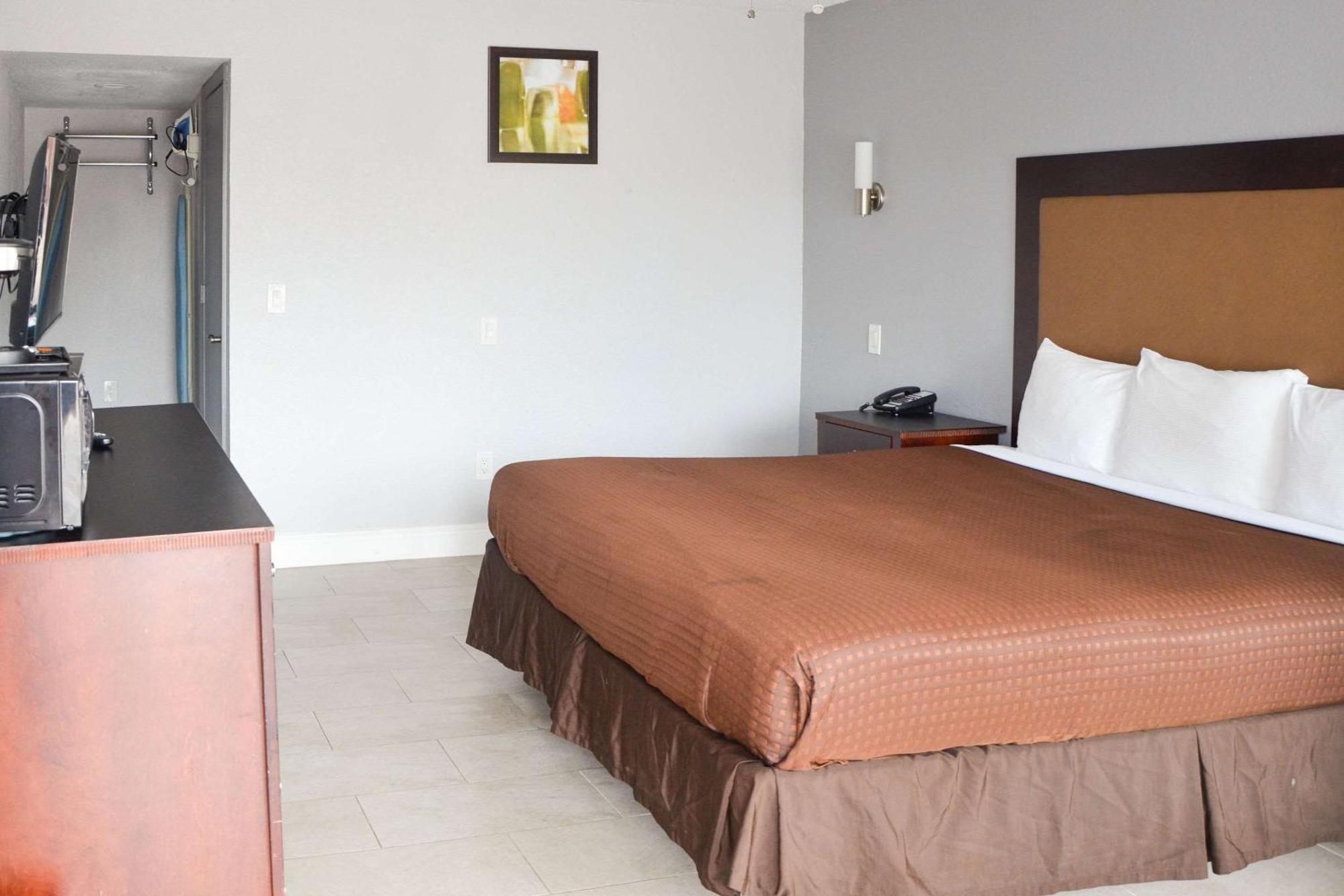 Rodeway Inn Sun City Center Екстериор снимка