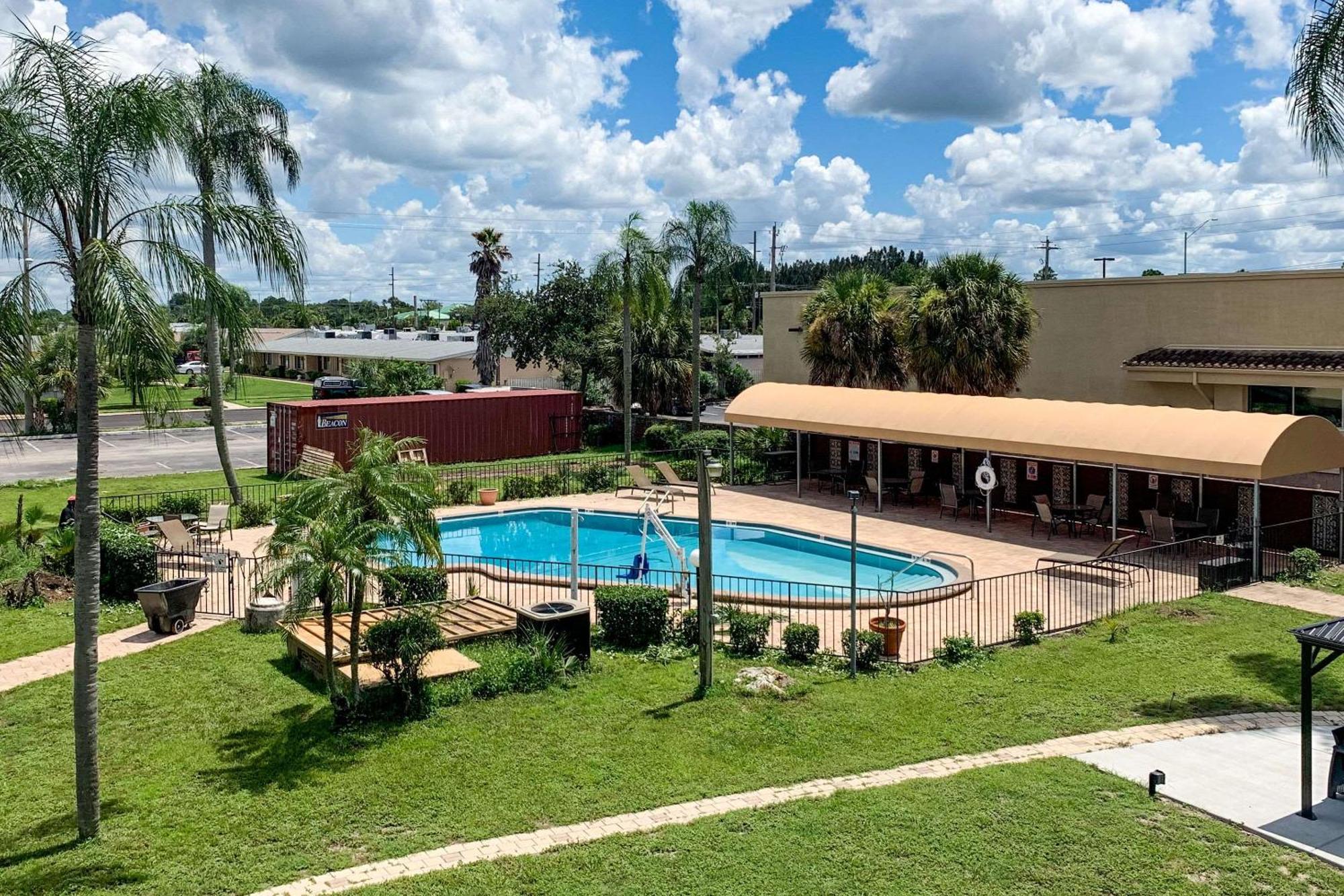 Rodeway Inn Sun City Center Екстериор снимка