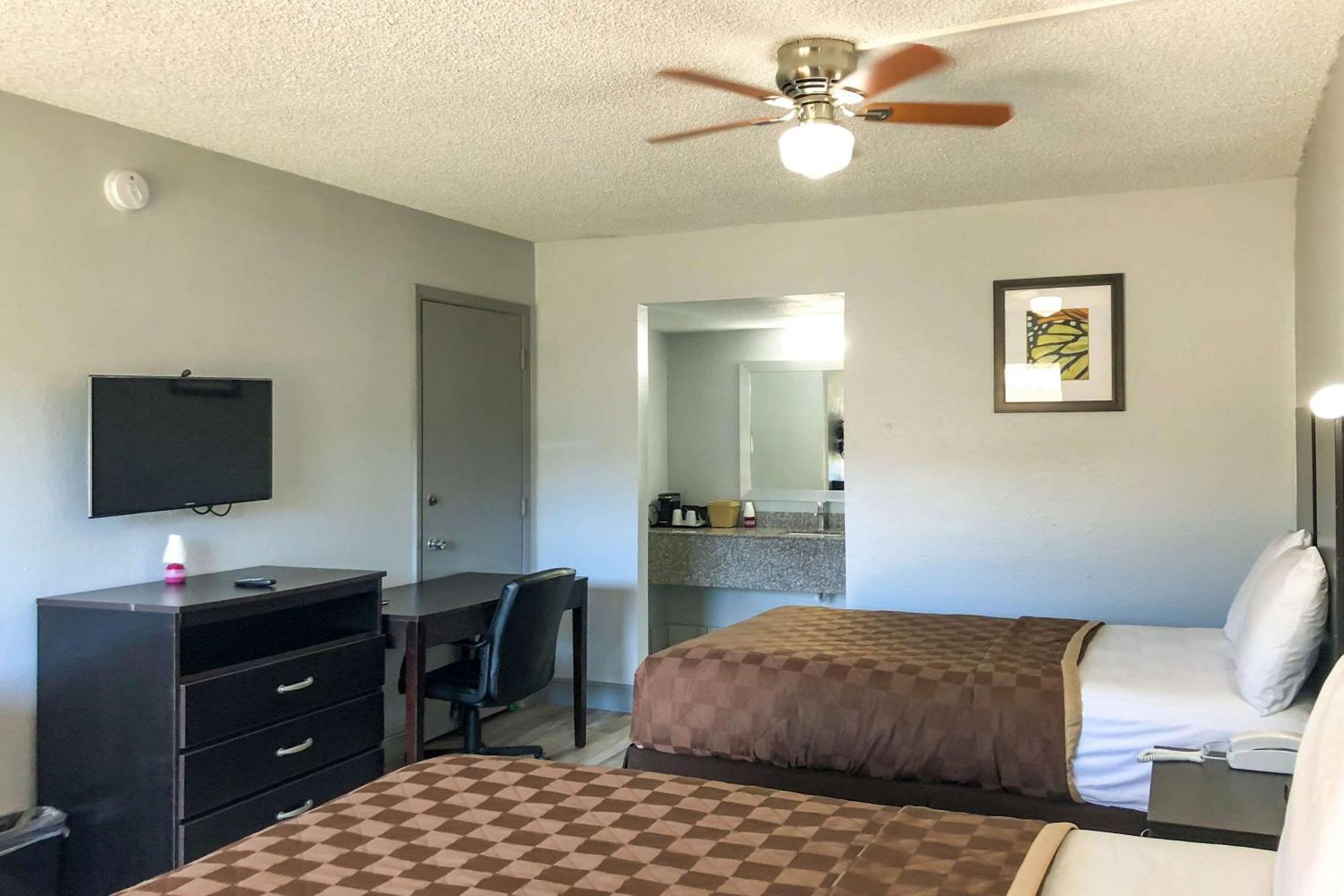 Rodeway Inn Sun City Center Екстериор снимка