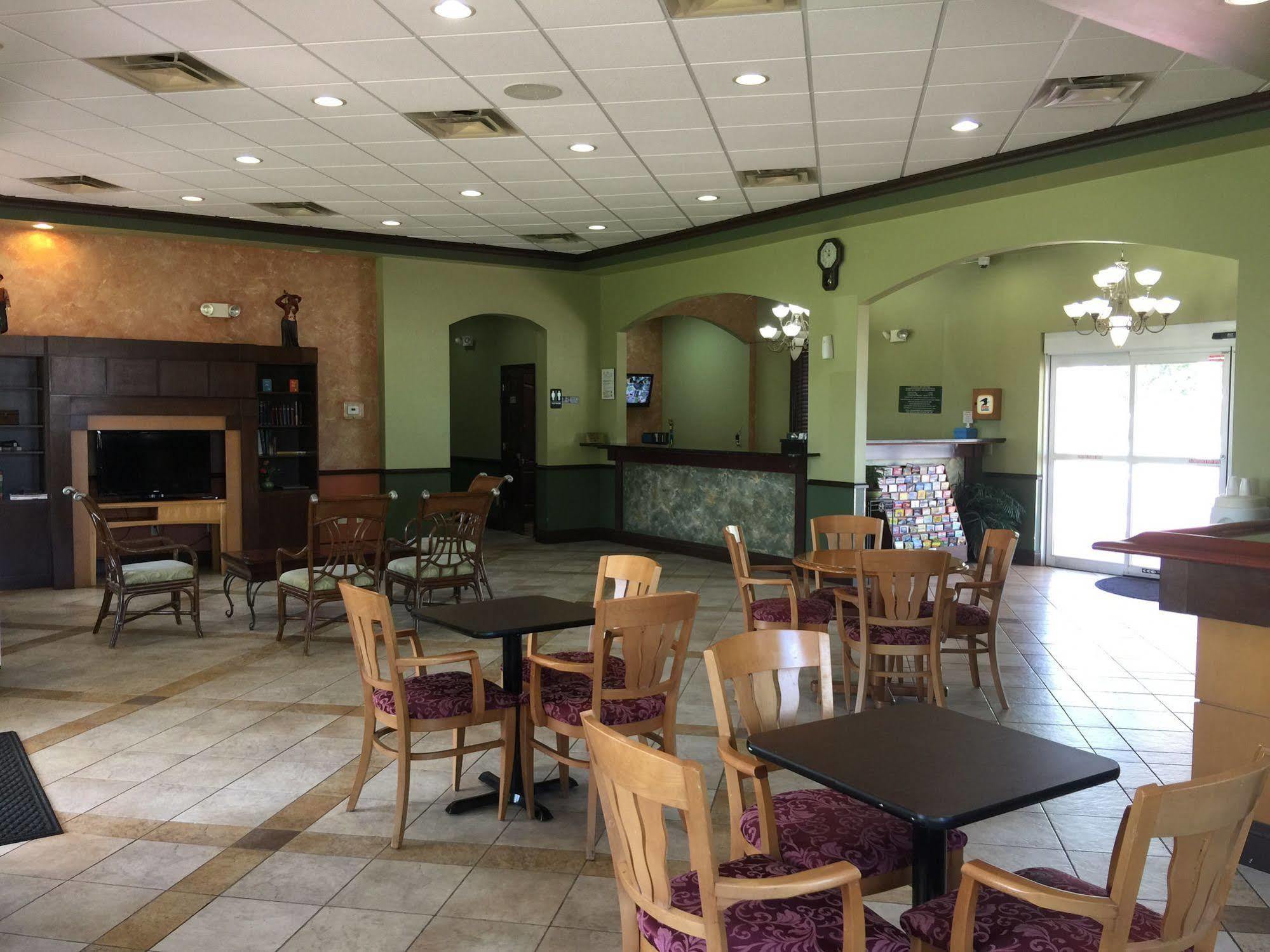 Rodeway Inn Sun City Center Екстериор снимка