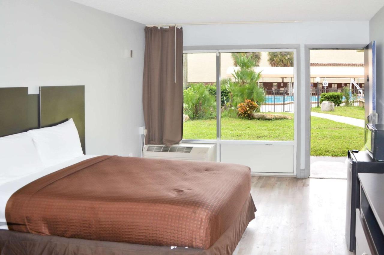 Rodeway Inn Sun City Center Екстериор снимка